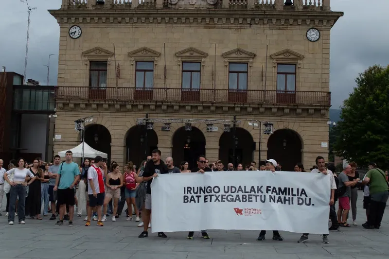 Aterabide bat exijitu dute Irunen etxegabetua izatear dagoen familiarentzat