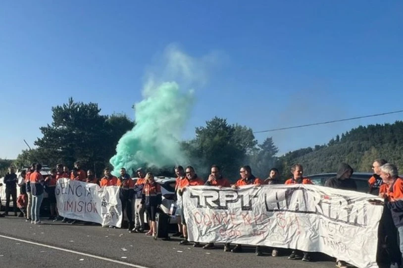 Langraizko Tubos Reunidoseko langileek greba mugagabeari eusten diote