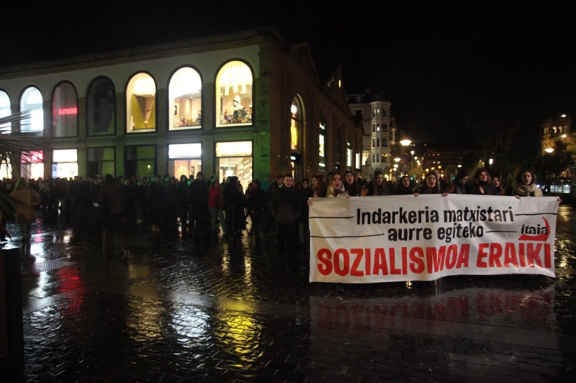 Emakume bati eraso dio gizon batek Donostiako aparkaleku batean