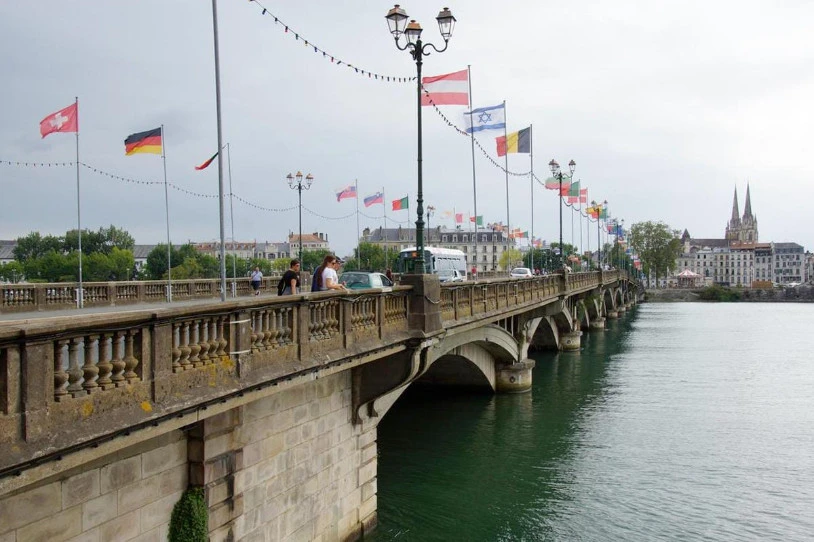 Baionan, bandera sionista bat kenarazteagatik zigortu dituzte bi lagun