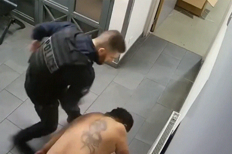 Parisko polizia-etxe batean pertsona bati emandako jipoiaren irudiak argitaratu dituzte
