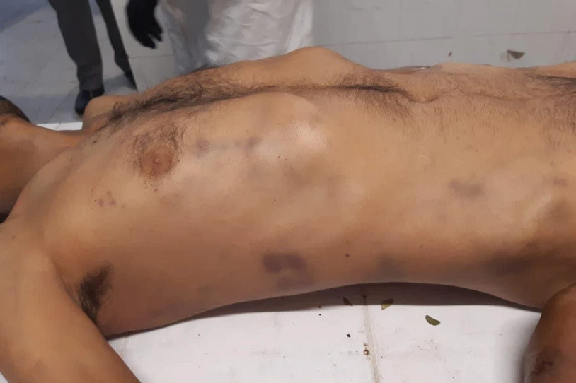 Atenasko komisaria batean pertsona migrante bat kolpeka erail du Poliziak