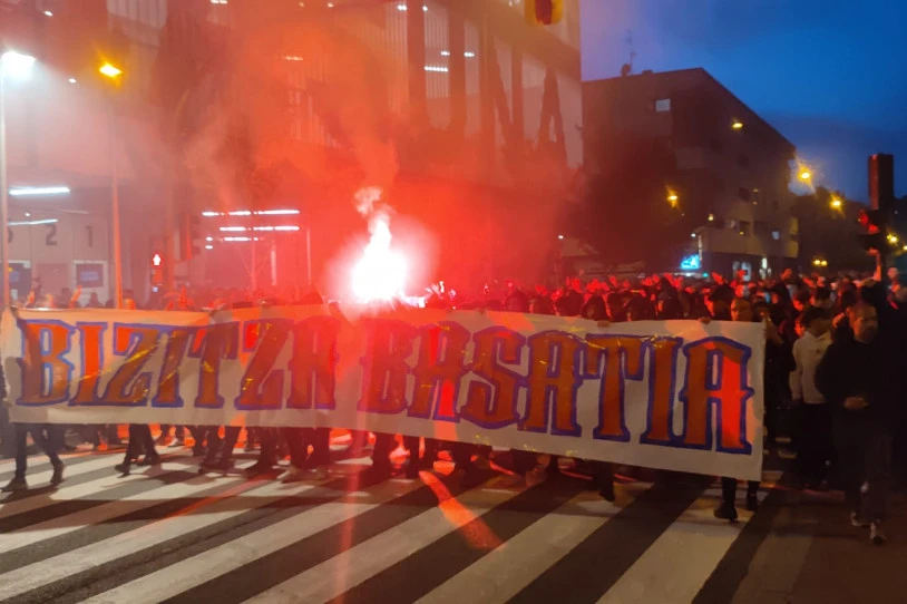 Hiru urteko kartzela-zigorrak eskatu dituzte Indar Gorriko lau kiderentzat, Espainia-AEBak partidan protesta egiteagatik