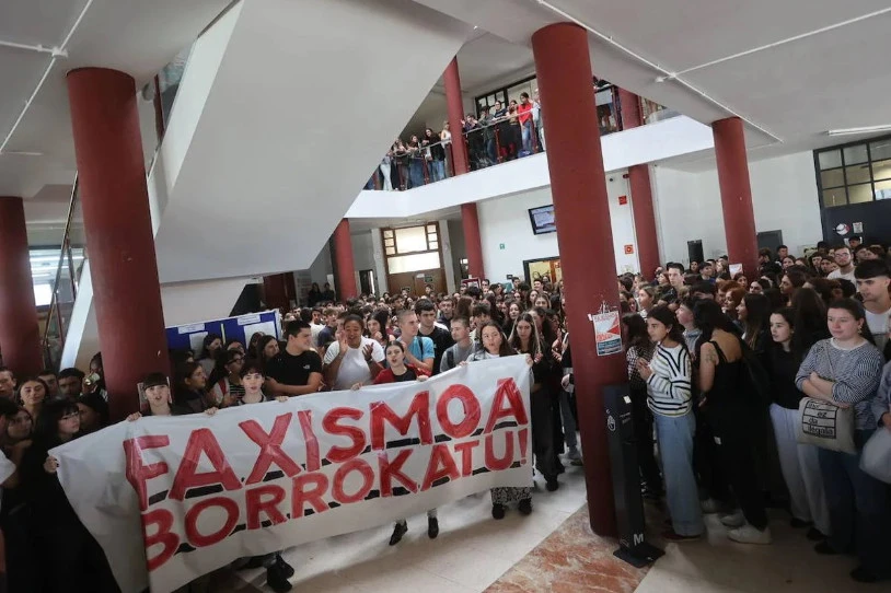 Ikasleek egindako presioaren ondorioz, irakasle faxista behin-behinean baztertu behar izan du EHUk