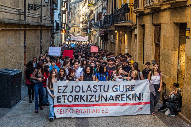 Jasaten ari diren ezegonkortasun-egoera salatu dute batxilergoko ikasleek