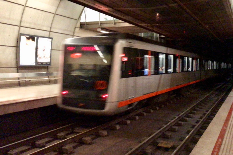 Gizon gazte bat metroaren trenbidera bota du bere bikotekideak, Erandion