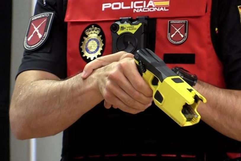 Espainiako Polizia ere, taser pistolak eskuratzeko atarian