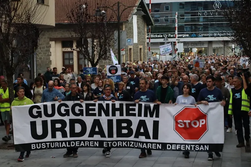 Gernikan, milaka lagunek esan diote ezetz Guggenheim Urdaibai proiektuari