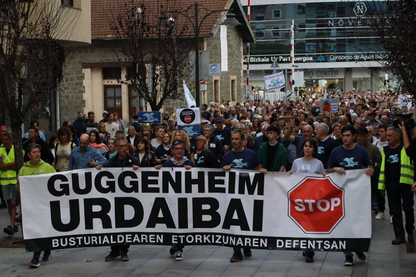 Gernikan, milaka lagunek esan diote ezetz Guggenheim Urdaibai proiektuari