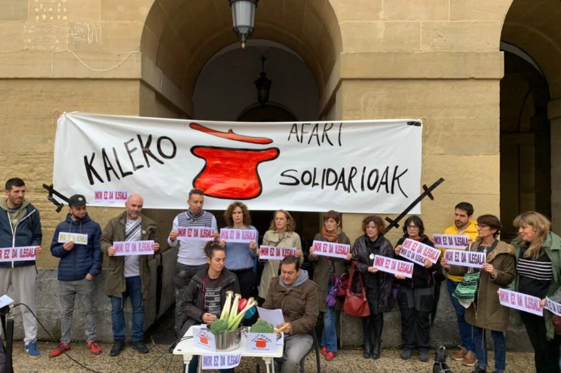 Faxistei men egin die Donostiako Udalak: Kaleko Afari Solidarioak debekatu ditu