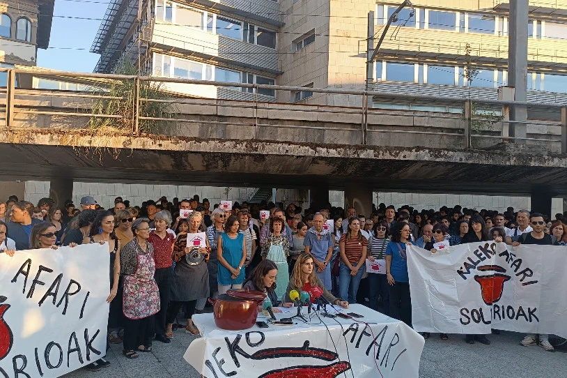 Kaleko Afari Solidarioak ematen jarraituko dute Donostian