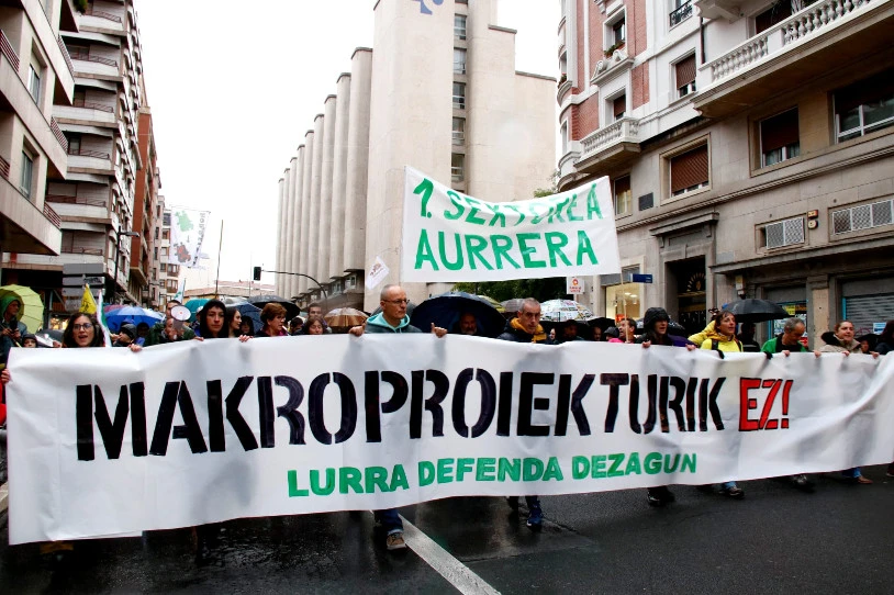 Makroproiektuen aurka hartu dituzte kaleak Gasteizen