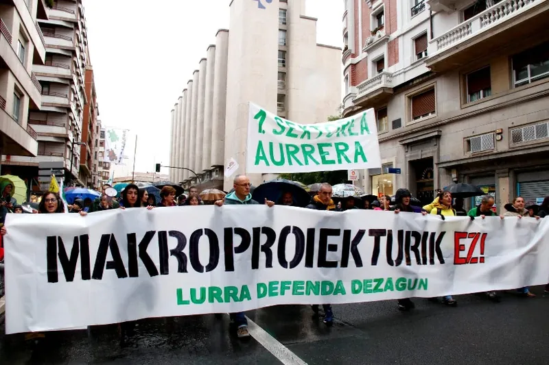 Makroproiektuen aurka hartu dituzte kaleak Gasteizen