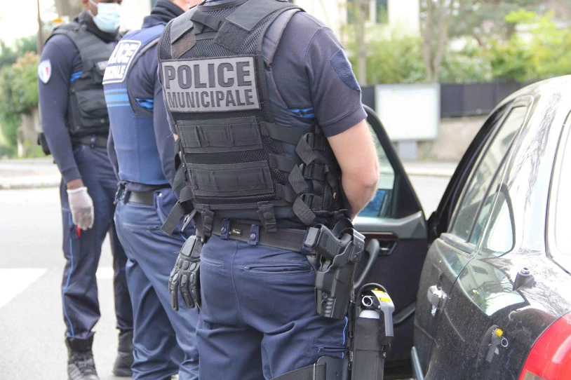 Hendaiako eta Donibane Lohizuneko poliziak armatuko dituzte