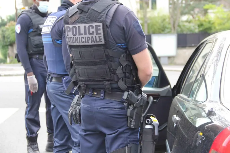 Hendaiako eta Donibane Lohizuneko poliziak armatuko dituzte