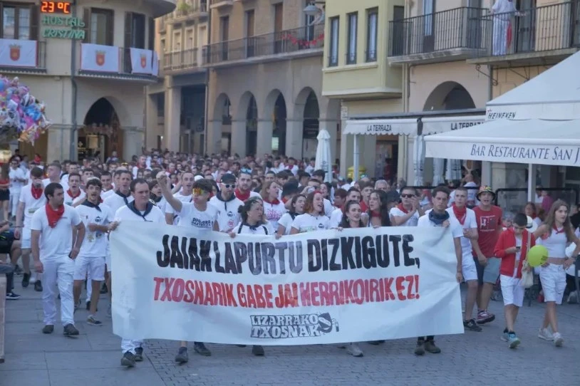 Lizarran 27 lagun deitu dituzte deklaratzera udaltzainek, udalak txosnei jarritako debekuaren kontra protesta egiteagatik