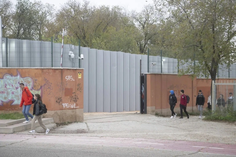 Gazte migrante bat hil da Alcaláko makrozentro batean