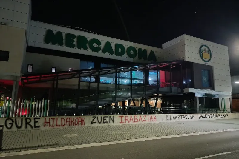 Enpresak eta politikari profesionalak errudun gisa seinalatu dituzte Euskal Herrian, DANAren harira