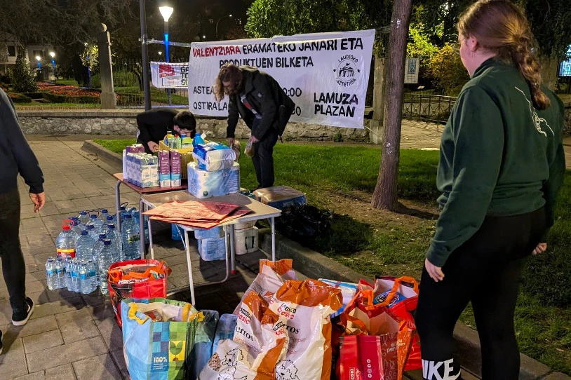 Valentziara bidaltzeko material ugari bildu dute Gaztetxeek eta Gazte Asanbladek