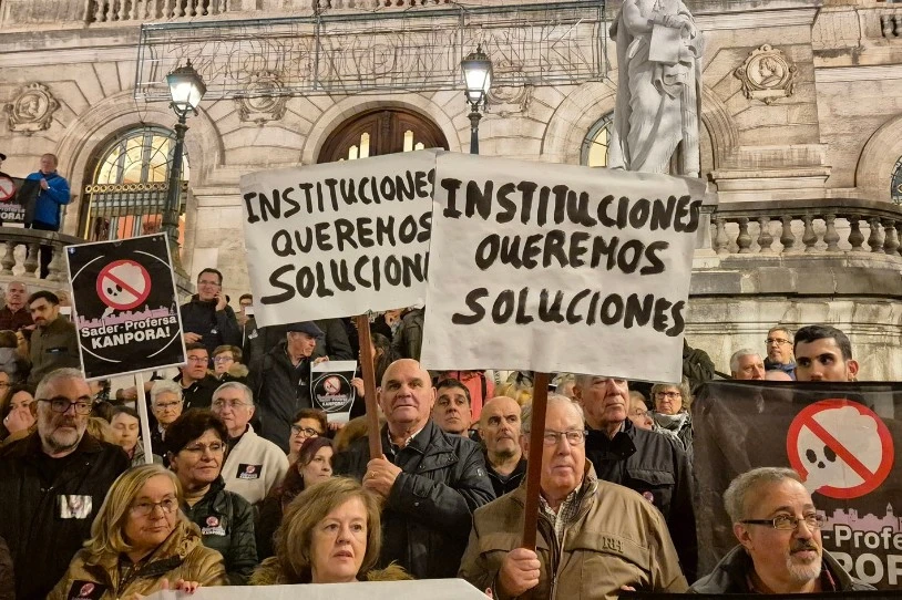 Sader eta Profersa enpresak Bilbotik botatzeko atera dira kalera