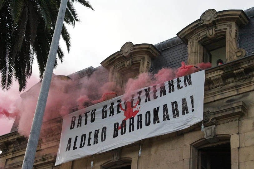 Gaztetxearen aldeko asanblada kalean utzi du Durangoko Udalak