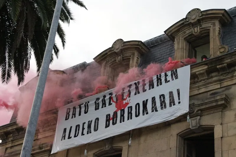 Gaztetxearen aldeko asanblada kalean utzi du Durangoko Udalak
