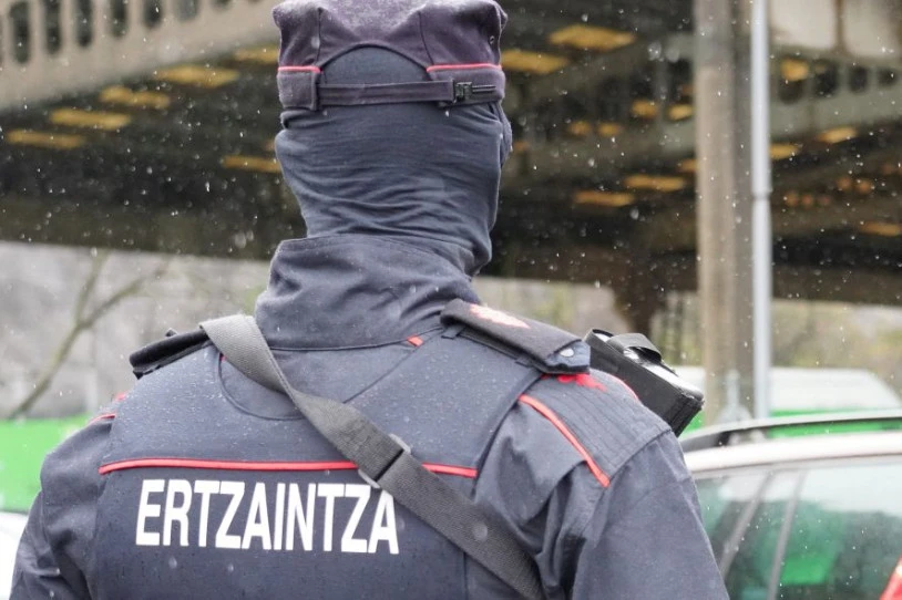 Sestaoko ertzainak izaten ari dira lehenak uniformean kamerak eramaten