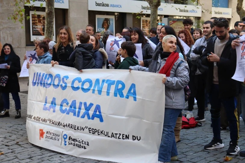 La Caixaren jardun espekulatiboa salatu dute Gasteizen