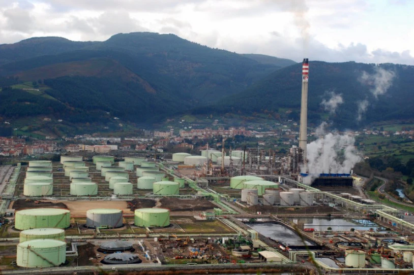 Azpikontratatutako behargin batek galdu du bizia Petronorren
