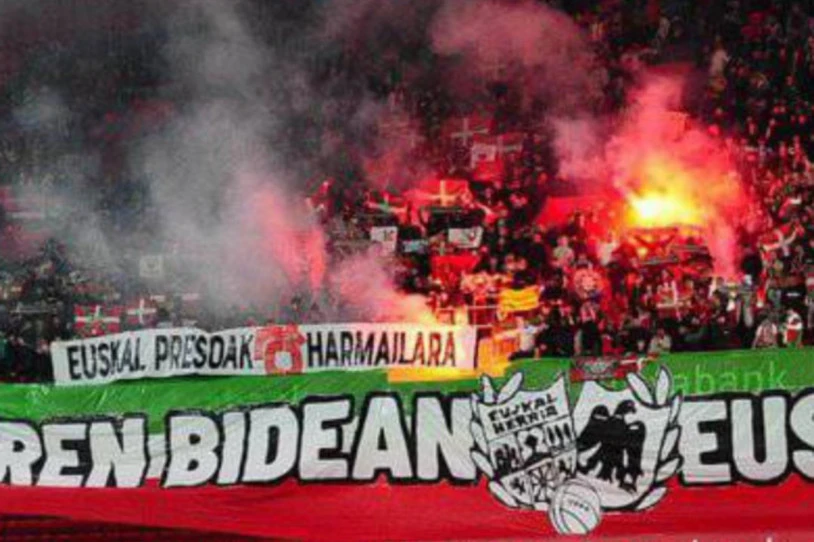 Amnistiaren aldeko ikurra erakusteagatik salatutako athleticzaleari zigorra kendu dio epaile batek