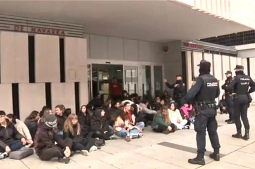 Hainbat eraso matxista salatu dituzte Basaurin, Iruñean eta Leioan