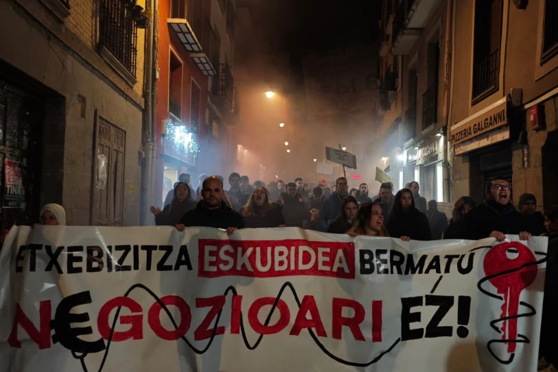 Etxebizitzarako eskubide unibertsala aldarrikatu dute Iruñean