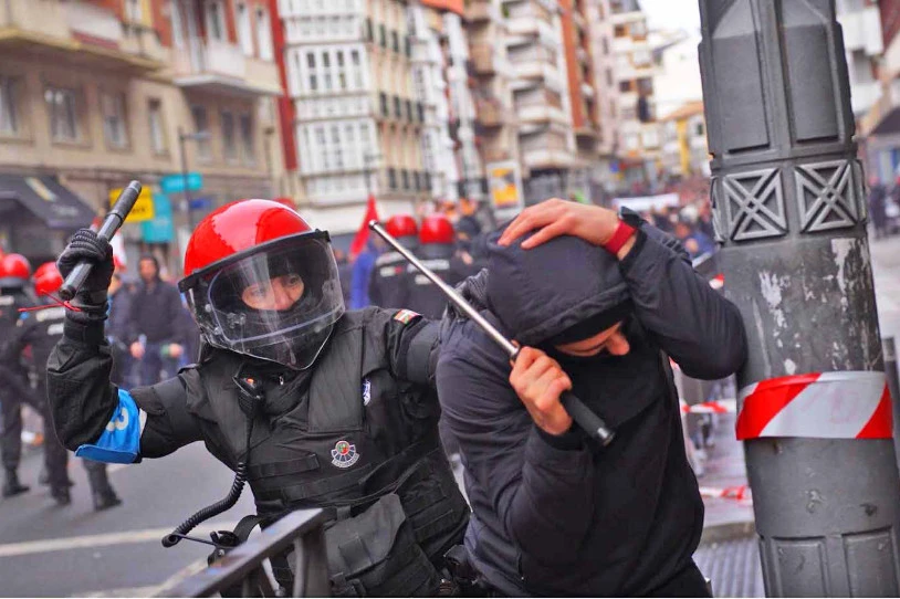 Ertzaintzaren "baliabide teknikoak eta defentsakoak" hobetu nahi ditu Eusko Legebiltzarrak