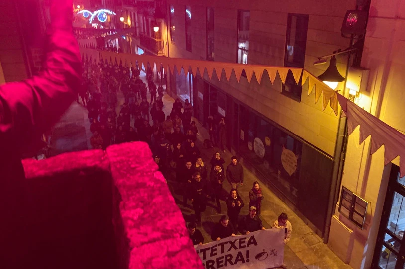 Gaztetxearen alde mobilizatu dira Zarautzen