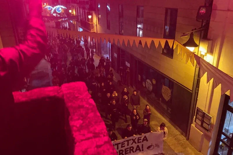 Gaztetxearen alde mobilizatu dira Zarautzen