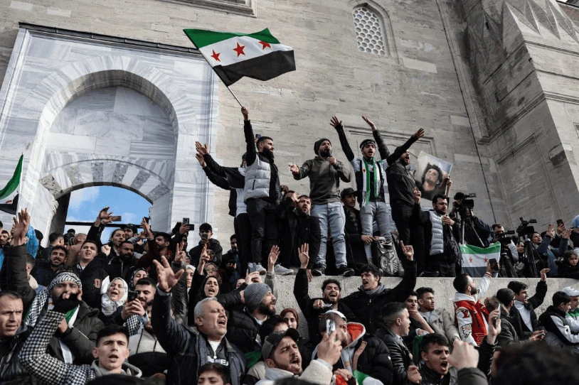 Damasco hartu eta gobernua desegin dute HTSko islamistek