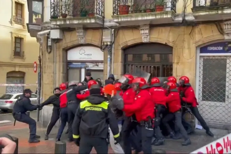 Familia bat etxegabetu dute Bilboko San Frantziskon
