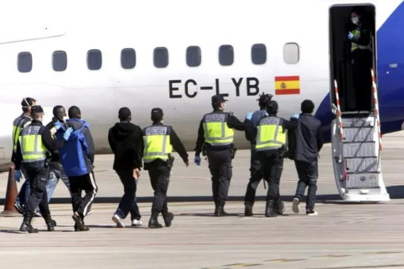 EAEn, gutxienez 55 pertsona migratzaile deportatu ditu Espainiako Poliziak
