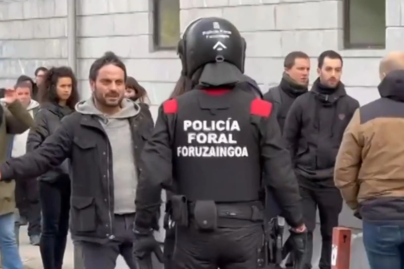 Kalitatezko hezkuntzaren alde, eserialdia egin du irakasle talde batek Iruñean