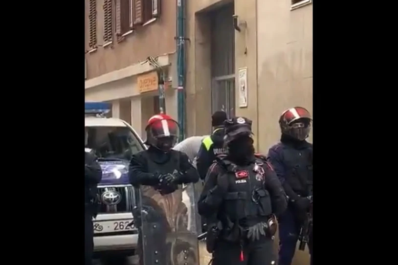 Durangoko Gaztetxea hustu du Poliziak, agindu judizialik gabe