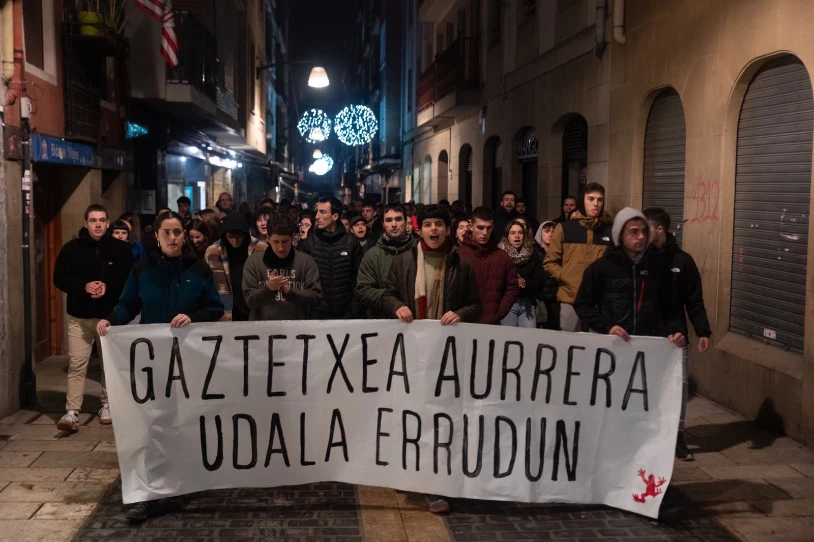 Ehunka lagun mobilizatu dira Durangoko Gaztetxearen alde