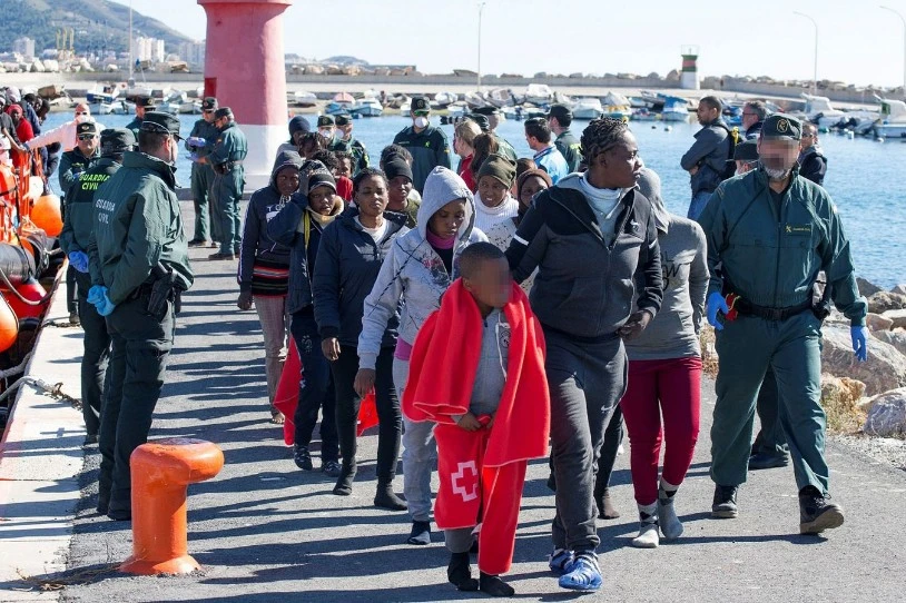 Pertsona migranteak azkarrago kanporatzeko legeria berria prestatzen ari da Espainiako Gobernua