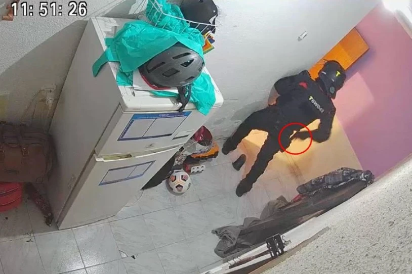 Mosso batek suzko arma atera du Bartzelonako etxegabetze batean