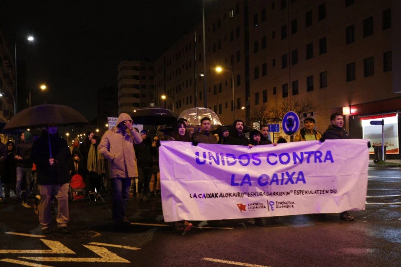 La Caixaren espekulazioaren kontra mobilizatu dira Gasteizen eta Arrasaten