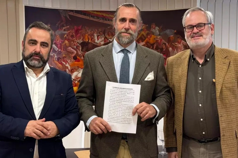 Erorien Monumentua "babesteko" lanean ari da faxista talde bat