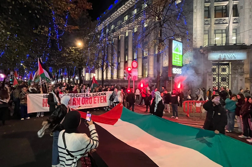 Euskal bankuak genozidioaren konplize direla salatzeko, protestak egingo ditu bihar Palestinarekin Elkartasunak