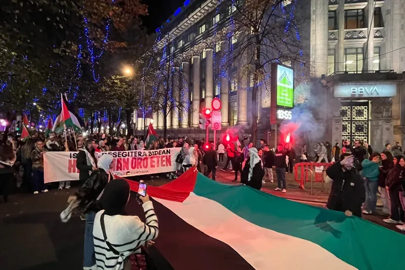 Euskal bankuak genozidioaren konplize direla salatzeko, protestak egingo ditu bihar Palestinarekin Elkartasunak