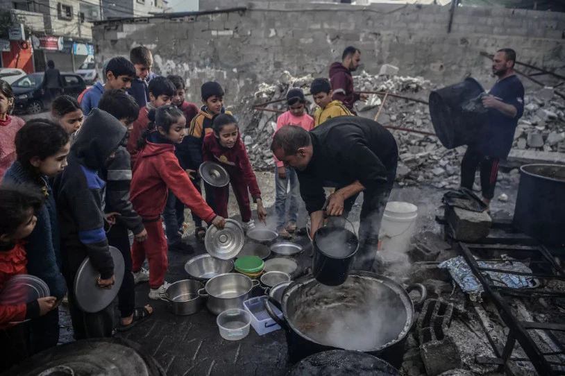 Urritik hona, laguntza humanitarioa zeramaten hamabi kamoiri baino ez diete utzi Gaza iparraldera heltzen