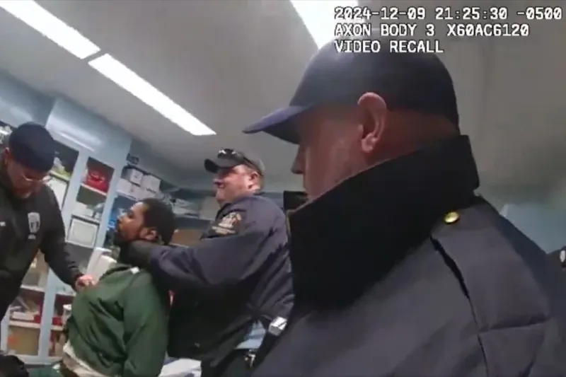 Pertsona afroamerikar bat kolpeka erail dute kartzelariek New Yorkeko kartzela batean