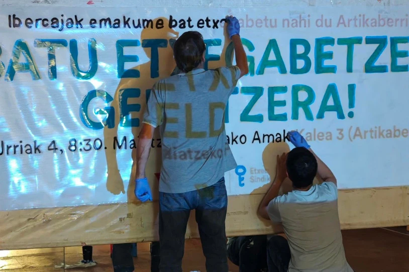 Bi familia etxegabetuak izateko arriskuan daude Burlatan